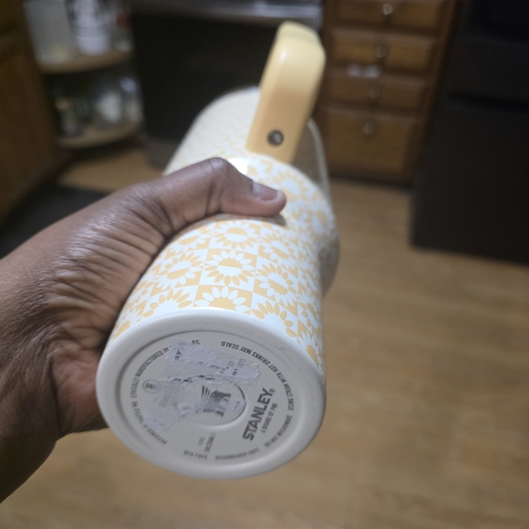EUC and Flawless 40oz Stanley Sunshine Yellow 2025 - Picture 4 of 4